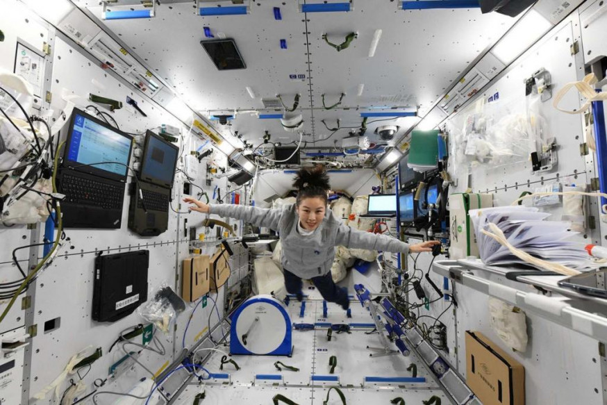 王亞平在太空站內「飛行」。