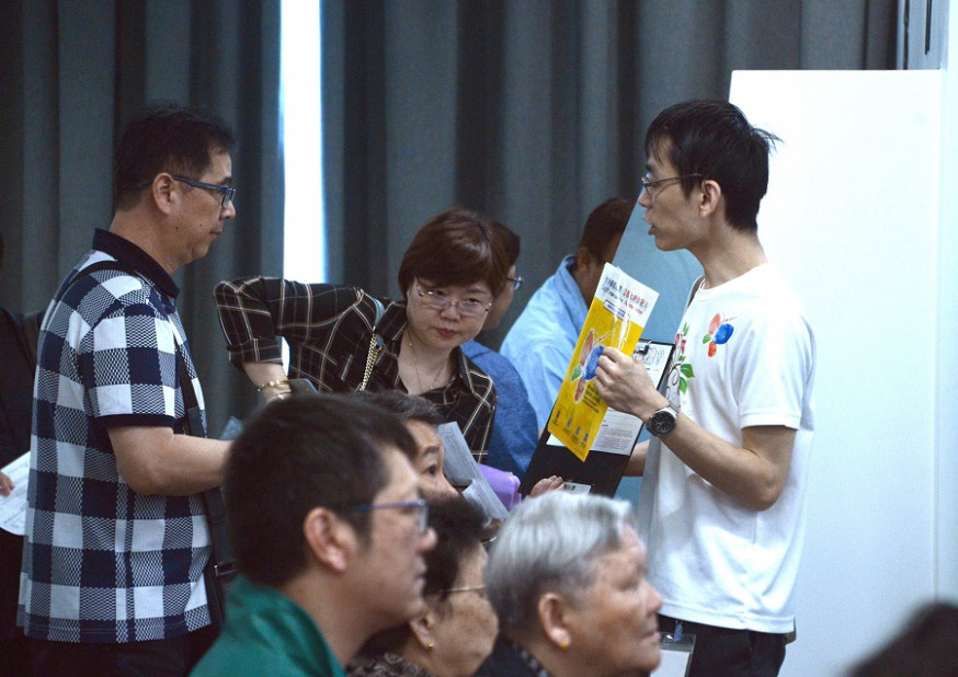 衞生署今年初在身分證換領中心擺放攤位,鼓勵換證市民登記器官捐贈。伍明輝攝