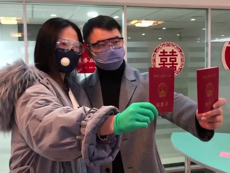 疫情之下,山東情侶情人節全副武裝領結婚證。(網圖)