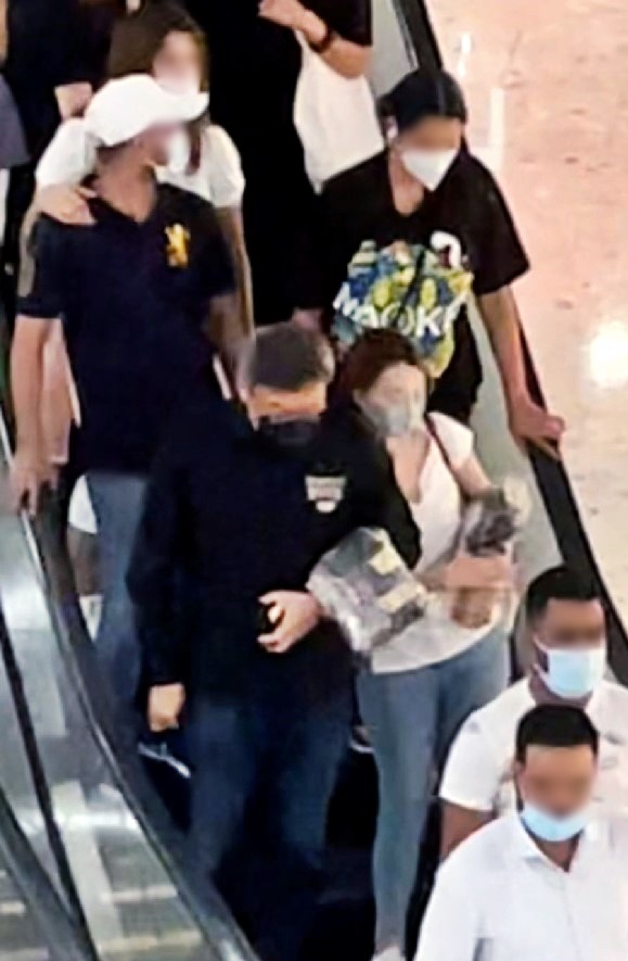 周小龍與Yuki九月中在東涌東薈城乘扶手電梯之際,Yuki依偎其身旁。《文匯報》提供