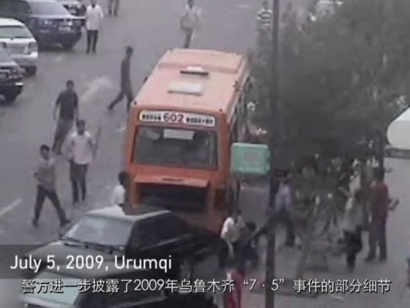 《中國新疆,反恐前沿》紀錄片中展示,2009年烏魯木齊「七‧五」騷亂。網圖