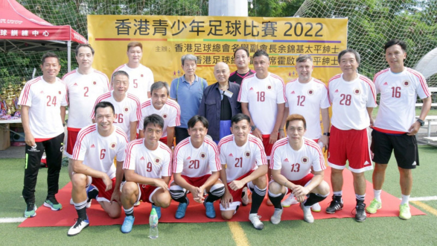 一眾前港將組成香港傳奇隊，友賽青少年球員。 香港西甲足球學校圖片