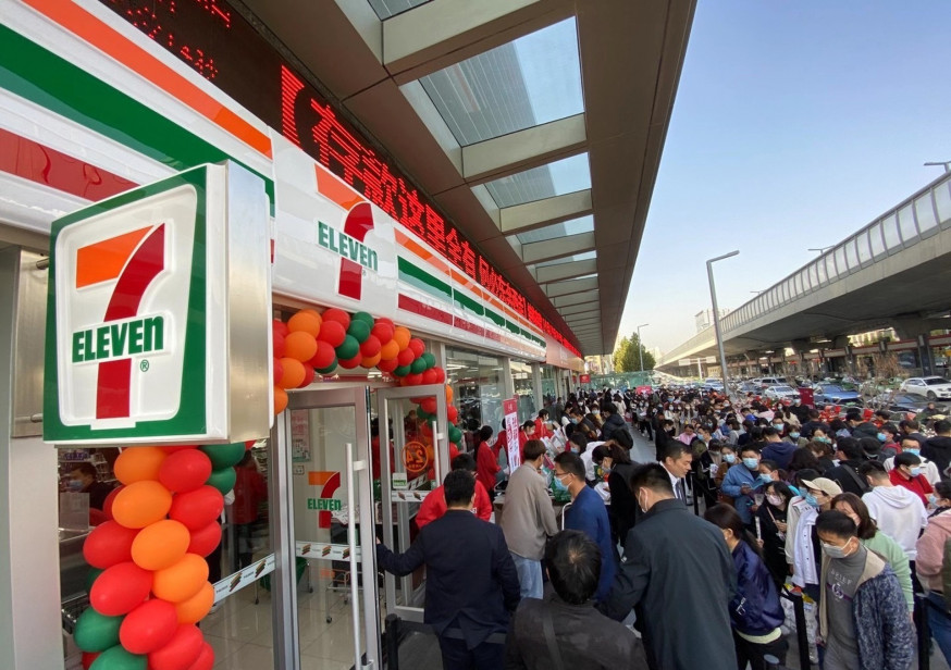 河南鄭州首間 7-11 便利店開張,吸引大批市民排隊光顧。 微博圖
