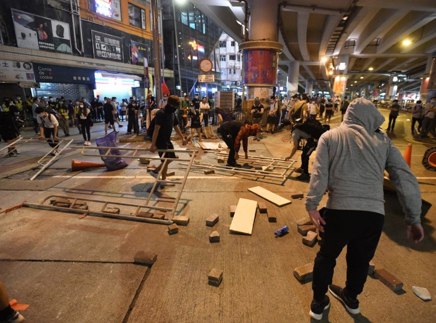 【港島遊行】銅鑼灣警民對峙 時代廣場外花槽現血跡