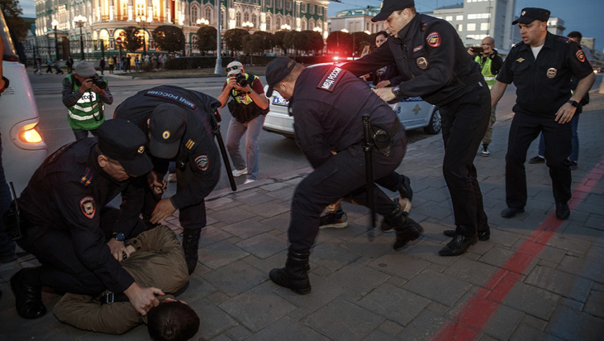 動員令後引發示威，俄羅斯葉卡捷琳堡警方拘捕抗爭者。AP
