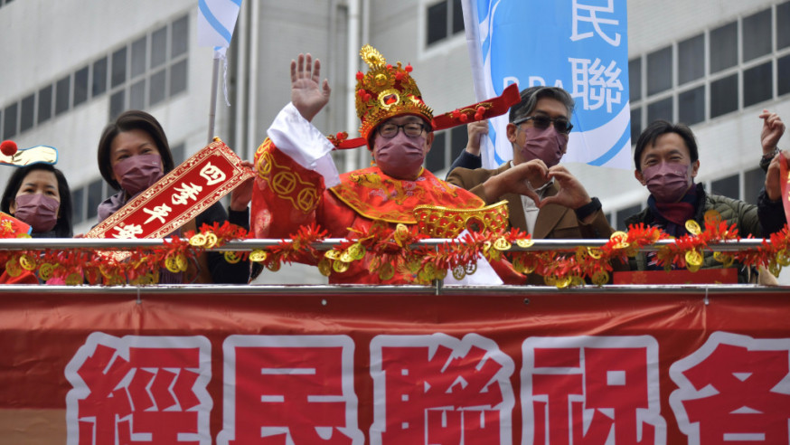 經民聯花車巡遊團拜活動,盧偉國化身財神。(陳極彰攝)