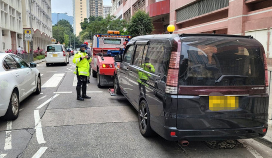 東九龍總區交通部人員打擊違例泊車。資料圖片