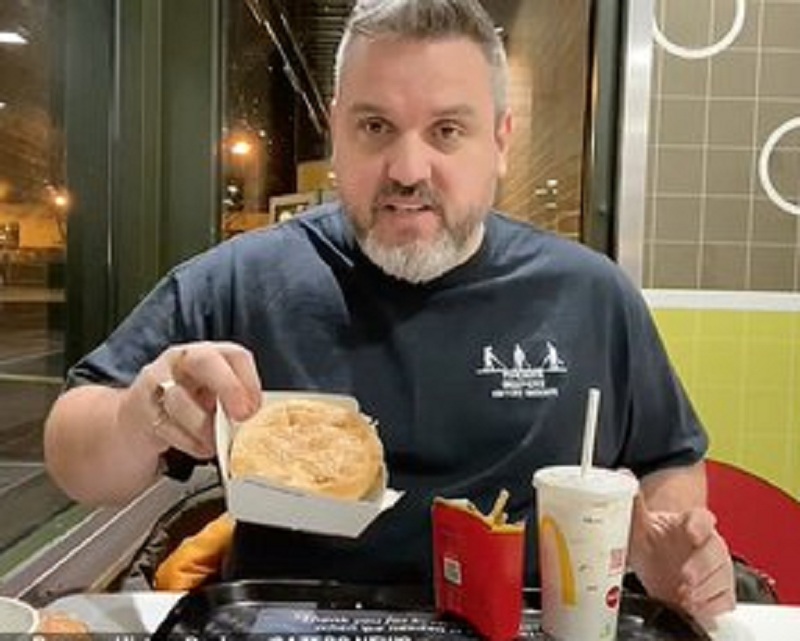 該名男子展示吃下這份長達14個月的麥當勞餐點。網圖