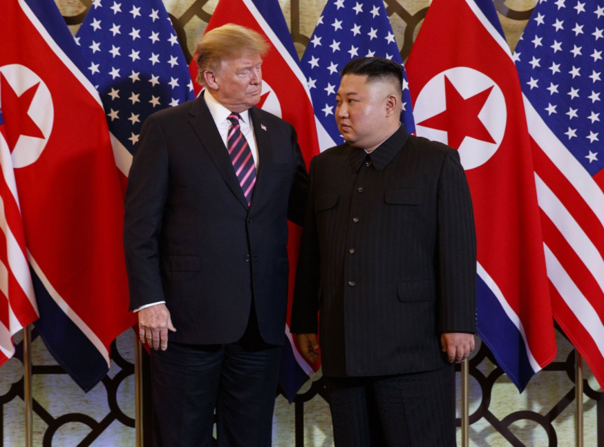 特朗普與金正恩今年2月在河內舉行的第二次峰會。AP