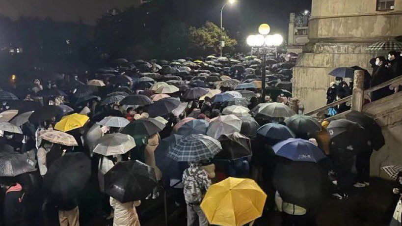 逾百武漢大學學生聚會抗議要求提前返鄉。網圖