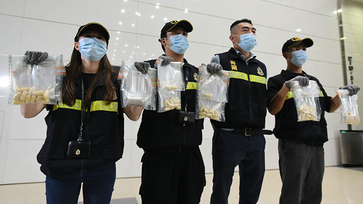 海關暫時檢獲120萬元可卡因,相信二人仍有毒品未被排出。