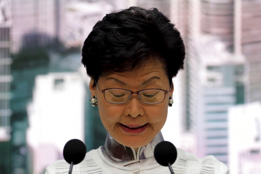 多個海外及兩岸傳媒網上報道港府暫緩修例。AP圖片