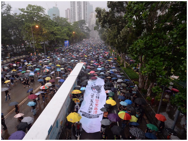 大雨持續2小時仍人頭湧湧。