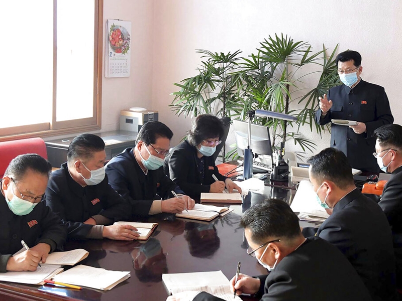 朝鮮總理金載里翁在朝鮮平壤緊急防疫總部開會。AP資料圖片