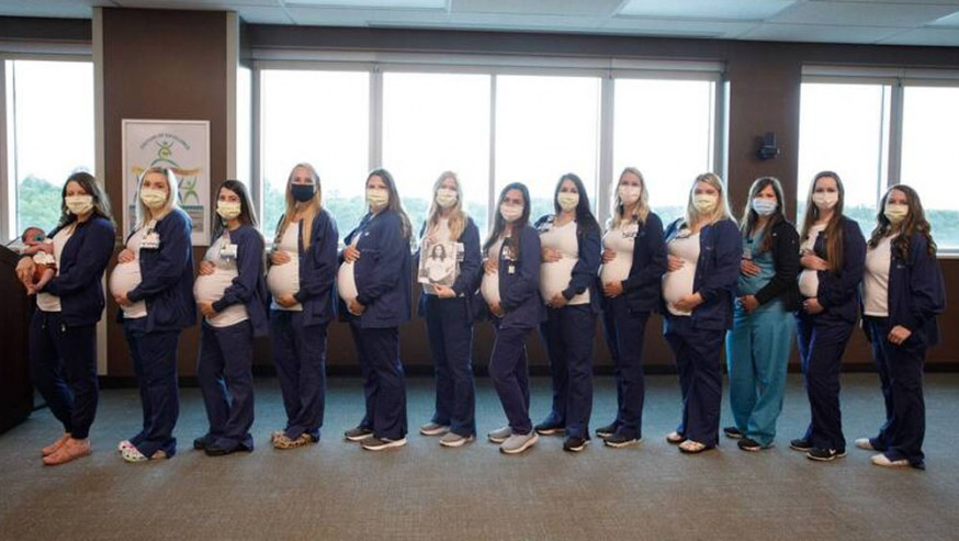 美國一家醫院婦產科14名護士同時懷孕，合照超壯觀。FB圖