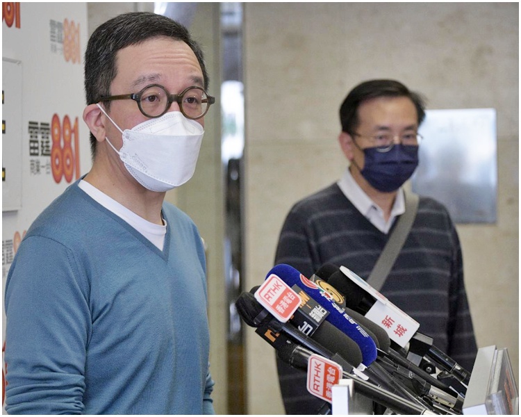 梁卓偉(左)出席電台節目後接受傳媒訪問。