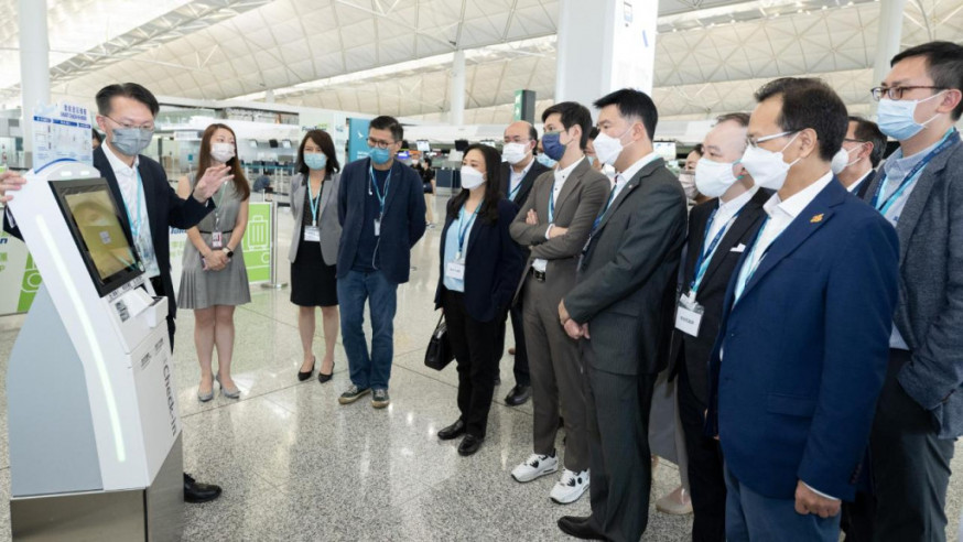 議員了解香港機場管理局推出的智慧機場最新措施。