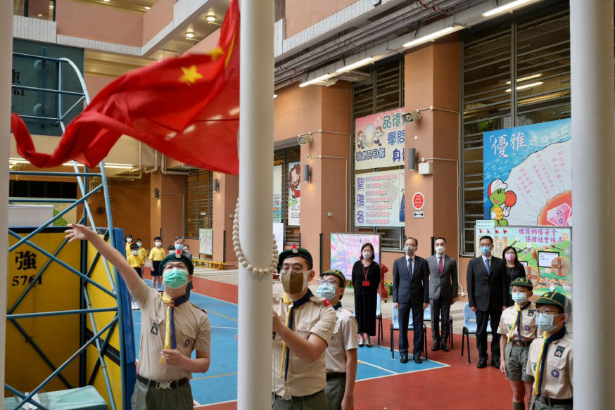 楊潤雄早上到灣仔一小學參與升旗儀式。 楊潤雄FB圖
