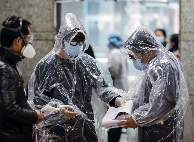 內地市民穿上雨衣防疫。新華社