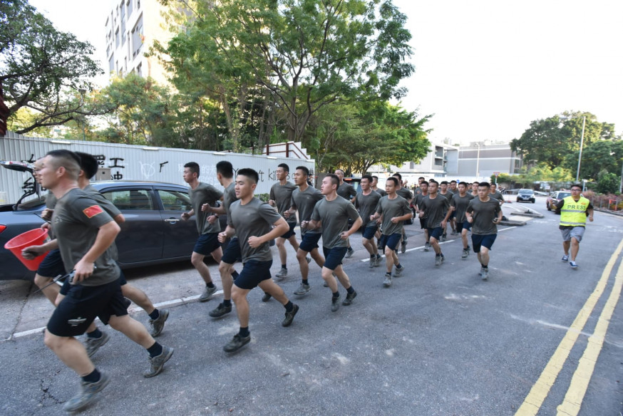 文章強調,「解放軍就駐紮在香港。它不是擺設」,《基本法》受到嚴重衝擊時,會「為香港的局勢托底」。資料圖片