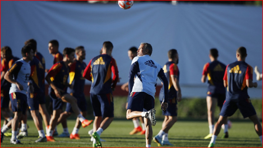 安歷基（中）在西班牙操練期間，一時技癢踢皮球。Reuters