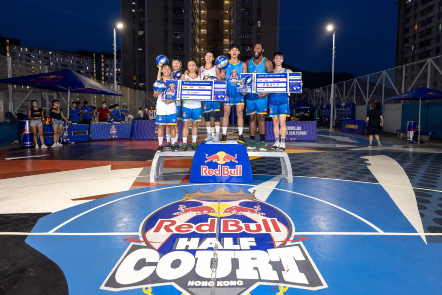 Red Bull Half Court三人籃球賽男子（藍衫）及女子組冠軍，下月將代表香港赴埃及出戰總決賽。公關提供圖片