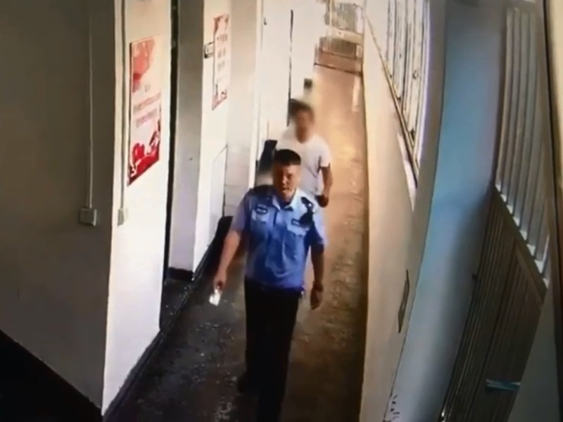 【自投羅網】為開無犯罪證明,不知「有案在身」逃犯到警局被捕。影片截圖