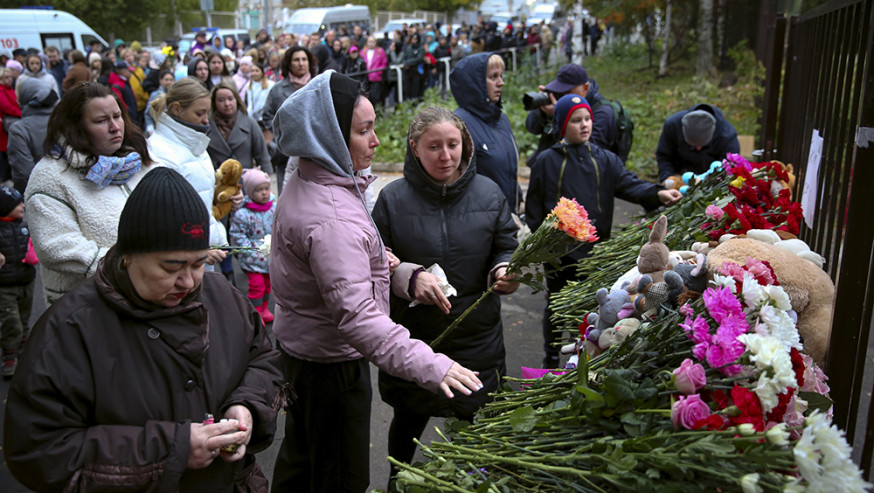 民眾排隊獻花、放置玩具和點燃蠟燭，悼念校園槍擊案的死者。AP