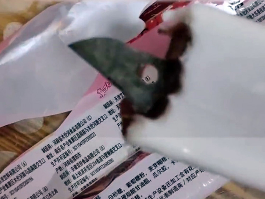 湖南童食雪條吃出刀片,駭人聽聞。(影片截圖)