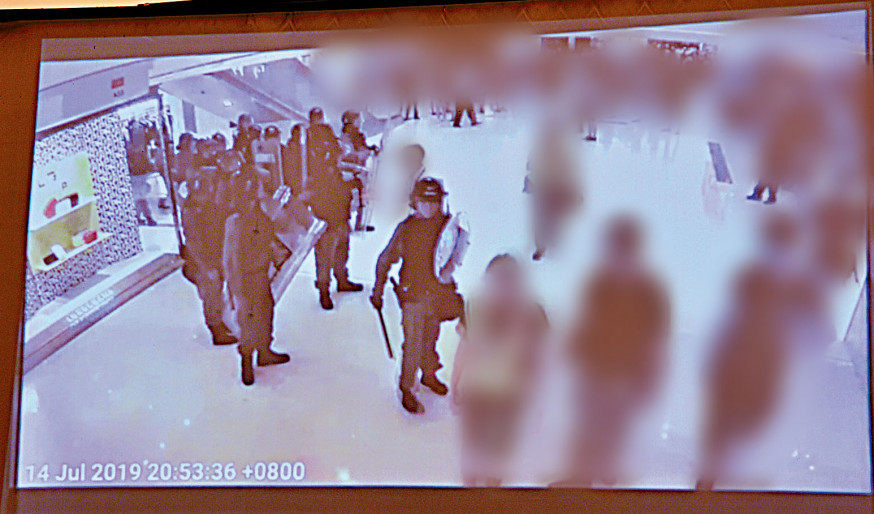 新鴻基地產播出多段電視片段,證明職員是帶領警方盡快離開商場。黃偉強攝