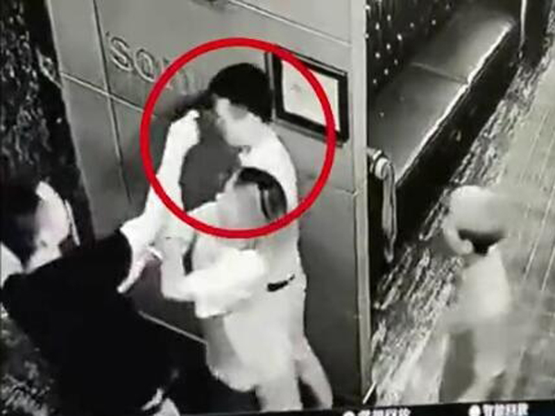 男子掏出「手槍」指著前女友的現任,結果竟是玩具!(網圖)