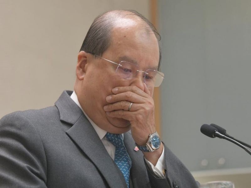 張建宗見記者時多次咳嗽。