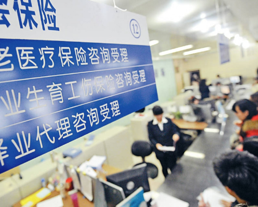 受聘於內地工作或持工商執照的港人,一貫須參加內地社保。