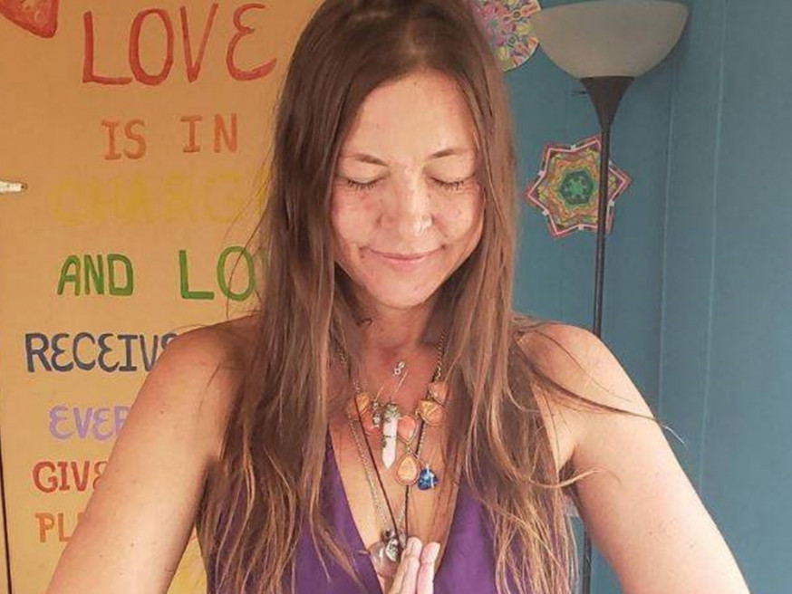 美國神秘宗教「Love Has Won」創辦人Amy Carlson上月底被發現陳屍在信徒家中。「Love Has Won」 Twitter圖片