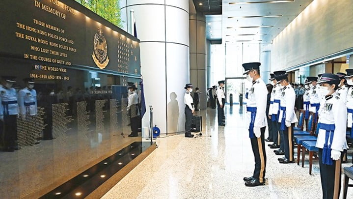 警隊殉職人員紀念牆竣工，警務處長蕭澤頤出席儀式。警聲