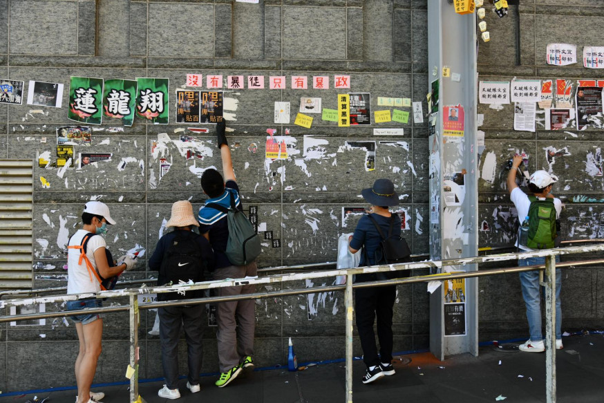 市民在黃大仙場清理「連儂牆」。