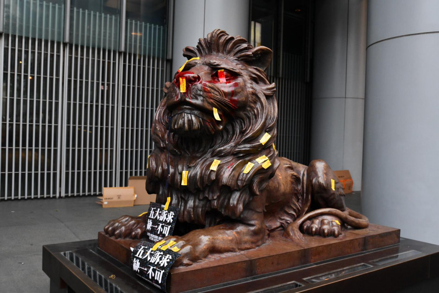 獅子銅像昨日遭示威者以噴漆噴污及貼上標語,亦一度遭淋潑易燃液體及起火。