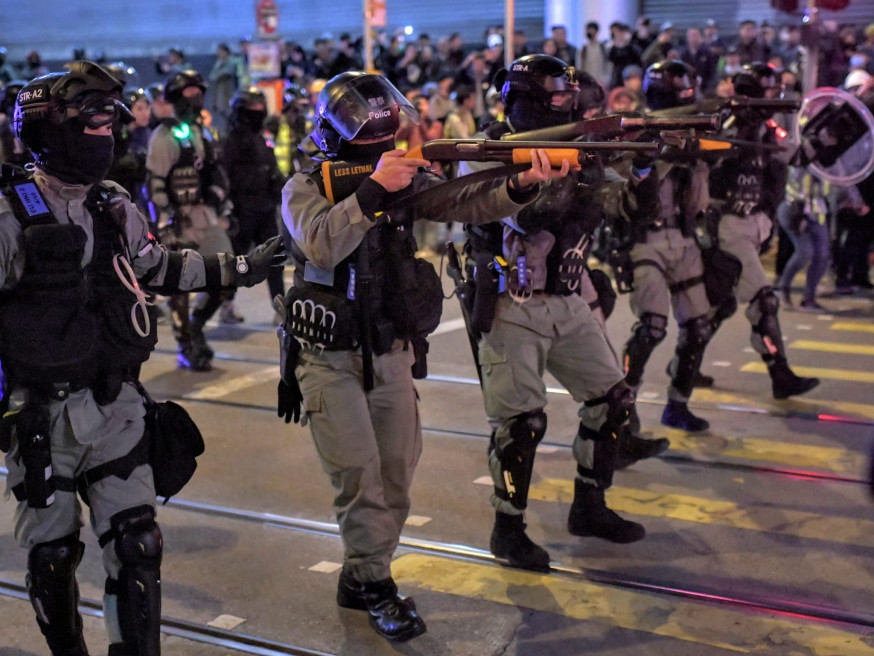 【修例風波】遊行人士聚集 警方中環一度舉槍