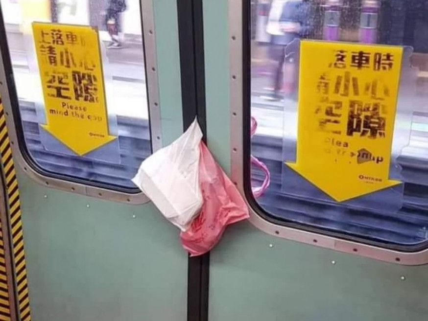 兩個膠袋被夾在列車車門上。Jassica Ayu Fallacia 將軍澳主場 FB