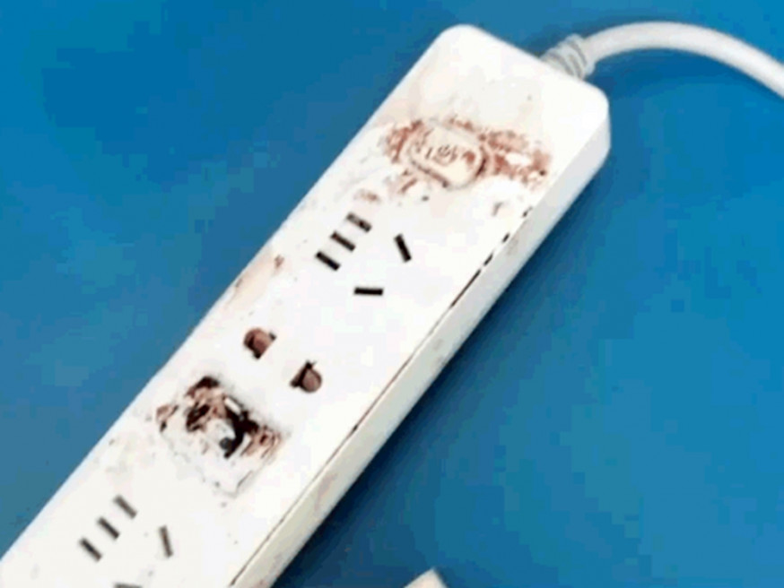 福建男子買平價充電器半夜爆炸,令眼部被炸傷險致盲。影片截圖