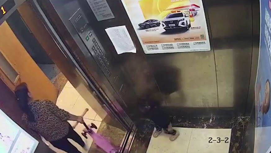 2歲童被保母遺留升降機後墮樓亡,保母涉嫌過失致人死亡。