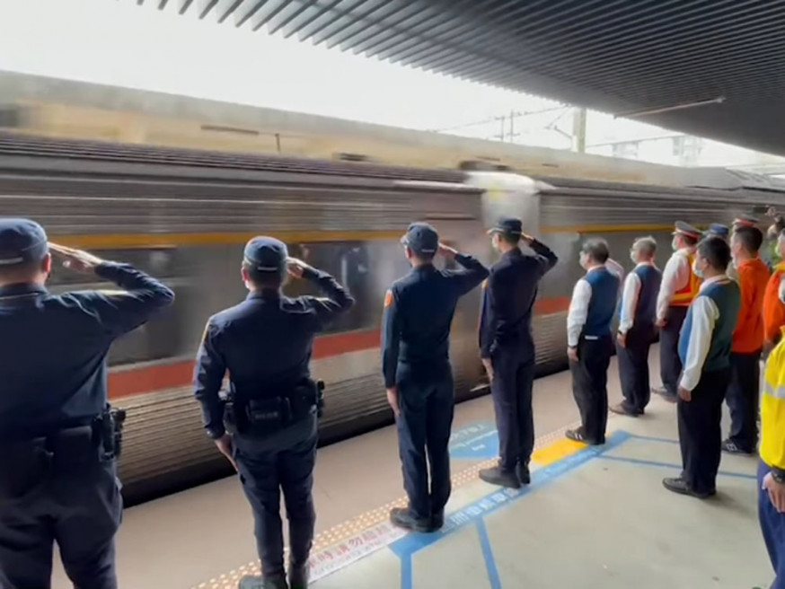 台鐵太魯閣號出軌事故發生至今已一周,台鐵列車9時28分同步鳴笛5秒,致敬殉職司機。(FB影片截圖)