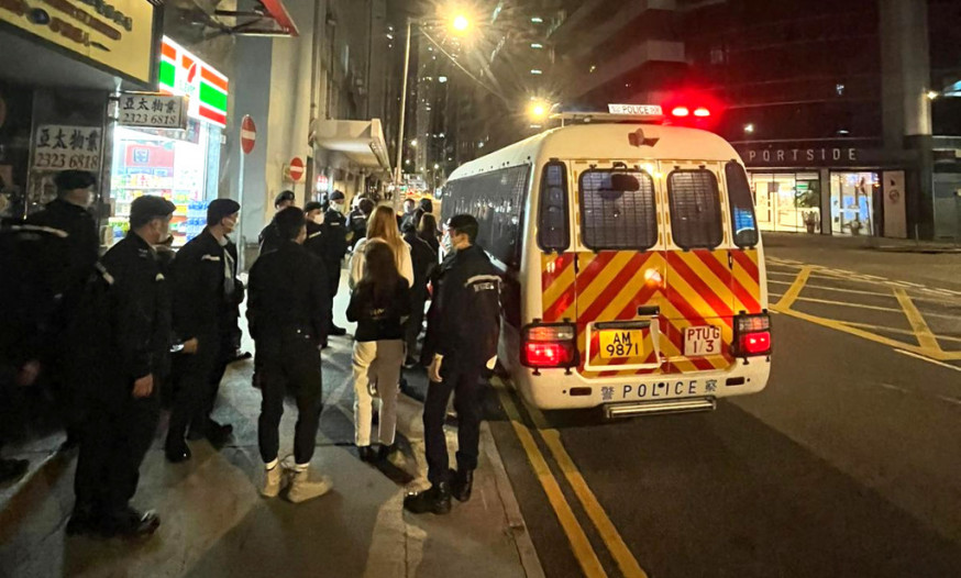 涉案男女被警員帶署。