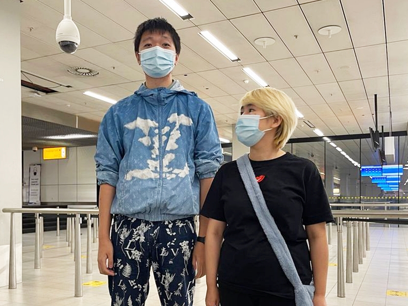 王靖渝(左)及其未婚妻吳歡。對華援助協會圖片
