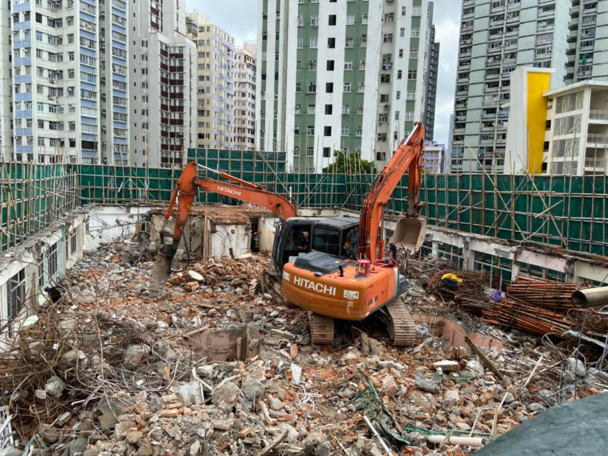 與東明樓一牆之隔的義德樓近日正進行清拆。郭志聰FB圖片