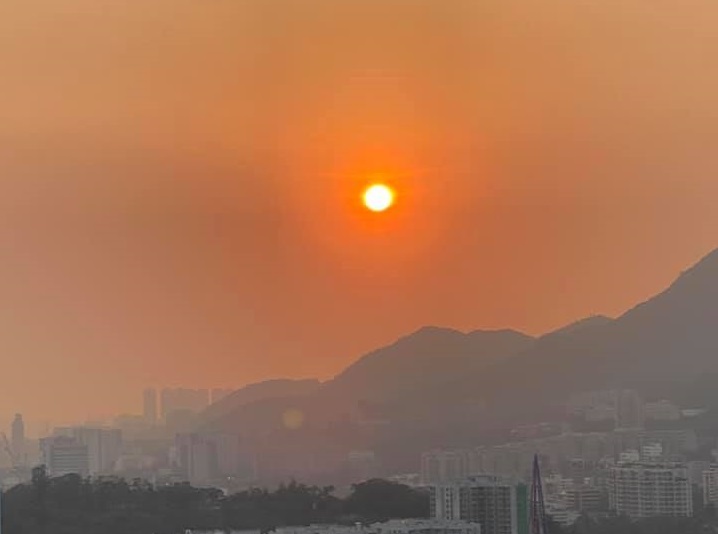 環保署下午在10區空氣質素健康指數均錄得10+「嚴重」級別。社區天氣觀測計劃 CWOS網民Magdalene Lo圖片