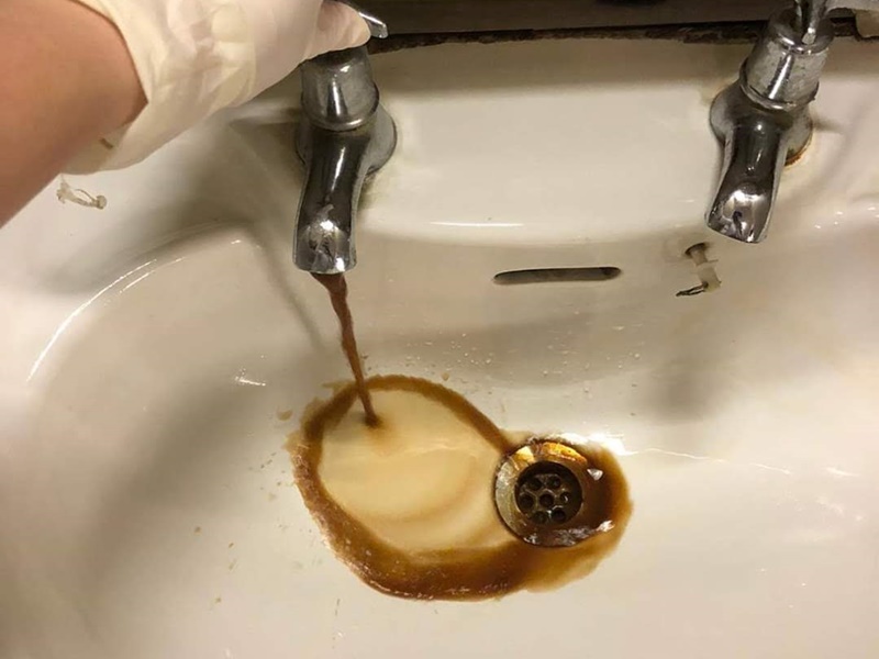 宿舍水喉流黑水。 何國豪Fb圖