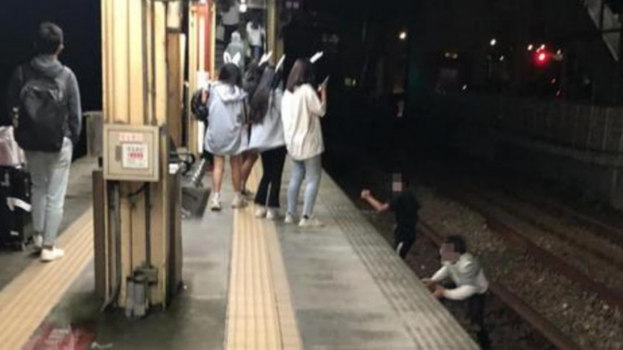 2名少年跳下鐵路軌女生在月台上邊笑邊拍片。fb
