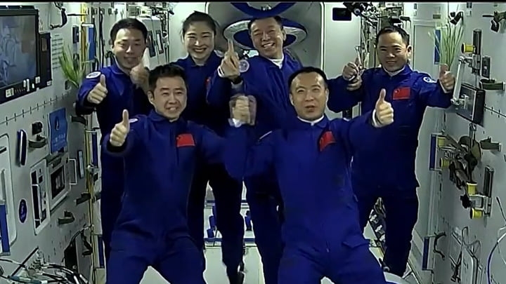 兩個太空人乘組一起在中國人自己的「太空家園」裡留下了一張足以載入史冊的太空合影。央視直播截圖