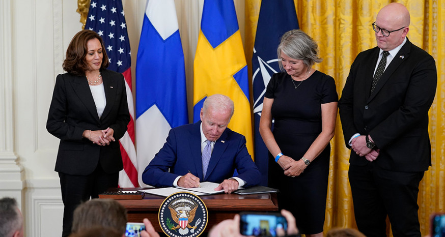 美國總統拜登9日在白宮簽署文件，落實美國批准芬蘭和瑞典加入北約。（美聯社）